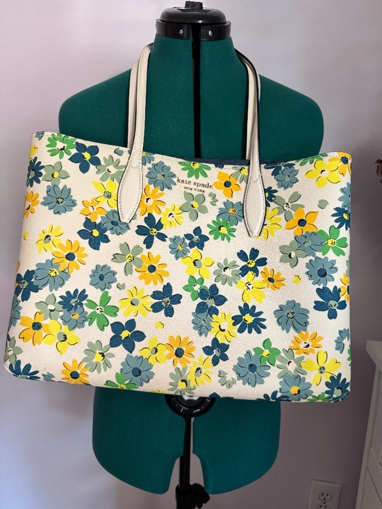 Kate Spade Handbags - Kate Spade Daisy Blue, Yellow Green Daisies Purse makeup pouch & Matching Wallet